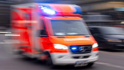 Die beiden Männer wurden mit Stichverletzungen in ein Krankenhaus gebracht. (Symbolbild) (Foto: Monika Skolimowska/dpa)