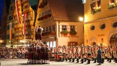 Beim Schwertertanz des Zuntreigens liefern sich zwei junge Männer, getragen von ihren Kollegen, hoch oben einen Schaukampf. (Foto: Martina Haas)