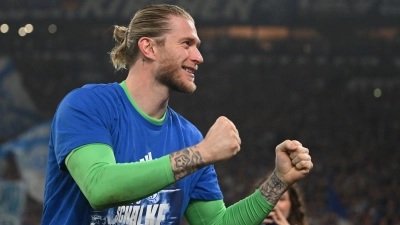 Vaterfreuden nach dem Aufstieg mit dem FC Schalke: Loris Karius. (Archivbild) (Foto: Bernd Thissen/dpa)