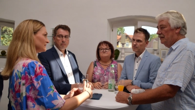 Gesundheitsministerin Judith Gerlach (links) diskutierte über die Klinikreform mit dem Uffenheimer Bürgermeister Wolfgang Lampe, Landratsstellvertreterin und dritter Bürgermeisterin Uffenheims Ruth Halbritter, Landrat Dr. Christian von Dobschütz und Landratsstellvertreter und dem Langenfelder Bürgermeister Reinhard Streng (weiter von links). (Foto: Johannes Zimmermann)