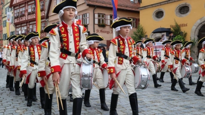Der Einsatz als Spielmannstrommler steht am Anfang der Laufbahn in der Dinkelsbühler Knabenkapelle. Das Bild entstand beim Trachtenumzug der Siebenbürger Sachsen an Pfingsten. (Foto: Martina Haas)