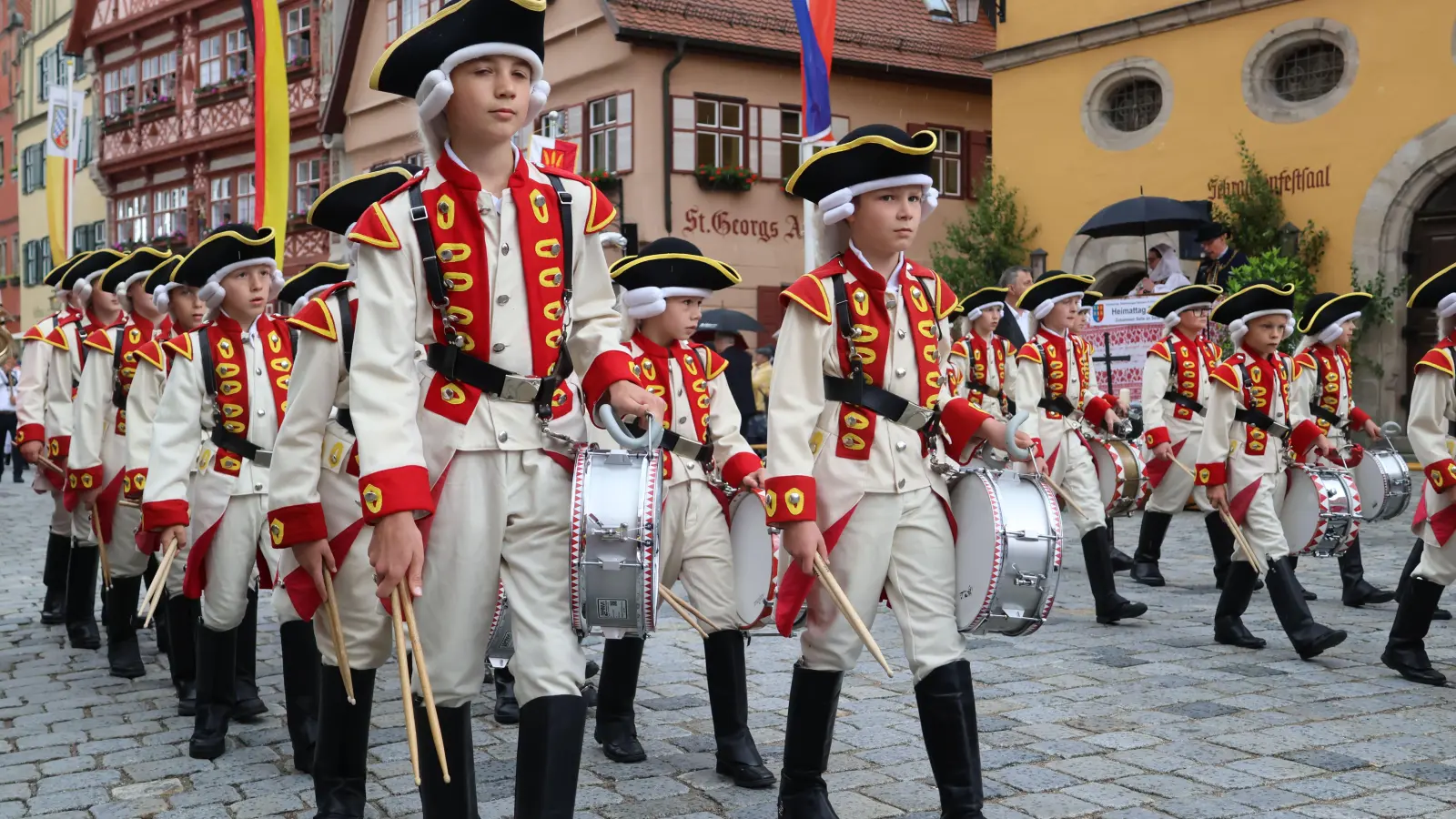 Der Einsatz als Spielmannstrommler steht am Anfang der Laufbahn in der Dinkelsbühler Knabenkapelle. Das Bild entstand beim Trachtenumzug der Siebenbürger Sachsen an Pfingsten. (Foto: Martina Haas)