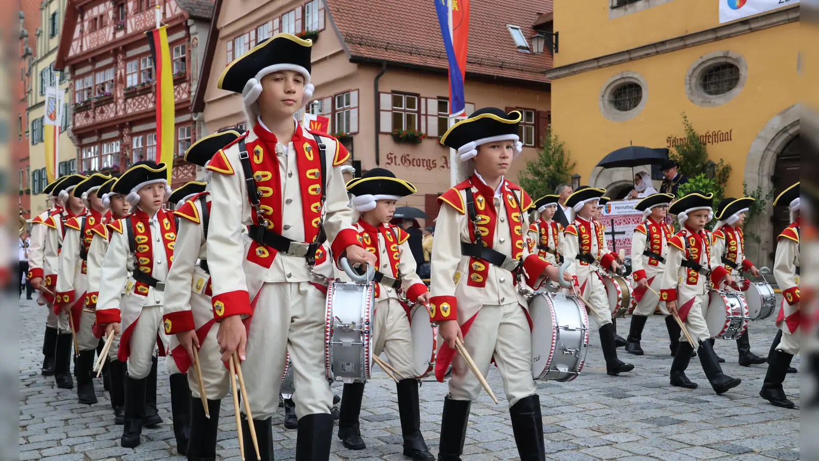 Der Einsatz als Spielmannstrommler steht am Anfang der Laufbahn in der Dinkelsbühler Knabenkapelle. Das Bild entstand beim Trachtenumzug der Siebenbürger Sachsen an Pfingsten. (Foto: Martina Haas)