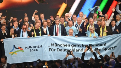 Die Wahlsieger um Bayerns Ministerpräsident Markus Söder (M) wollen die Münchner Olympia-Pläne jetzt schnell umsetzen.  (Foto: Marijan Murat/dpa)