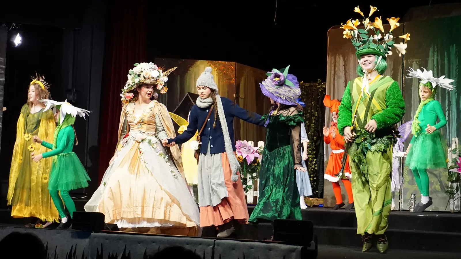 Selbst der Tanz mit den Blumen lässt Gerda ihren Freund nicht vergessen. (Foto: Andrea Walke)