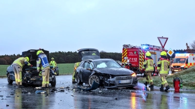 Zu einem Frontalzusammenstoß kam es auf der Staatsstraße zwischen Neustadt und Schellert am Freitagnachmittag. Dabei wurden vier Personen leicht verletzt. (Foto: Tizian Gerbing)