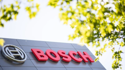 Die Beschäftigten von Bosch bangen wegen der Transformation hin zur E-Mobilität bereits länger um ihre Jobs. (Foto: Sebastian Gollnow/dpa)