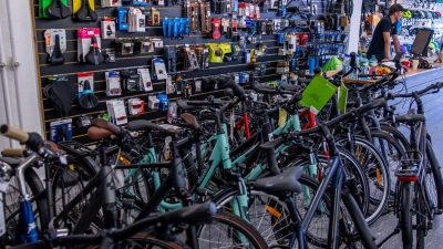 Der Fahrradhandel hat reichlich Modelle auf Lager. (Foto: Jens Büttner/dpa)