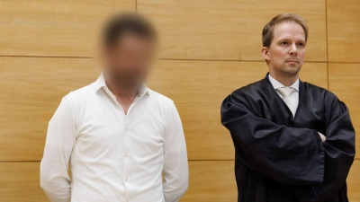 Das Urteil nach Schüssen auf ehemaligen Boxprofi in Bielefeld ist rechtskräftig. Der zu diesem Zeitpunkt Angeklagte (l.) stand zum Prozessauftakt neben seinem Verteidiger Tobias Diedrich.  (Foto: Friso Gentsch/dpa)