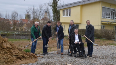 Gute Stimmung beim Spatenstich an der CvB-Schule – über die Erweiterung freuen sich Friedrich Bauer, Christoph Kilian, Philipp Specht, Alfred Lockl, Dr. Fred Zeller und Max von Egidy (von links). (Foto: Johannes Zimmermann)