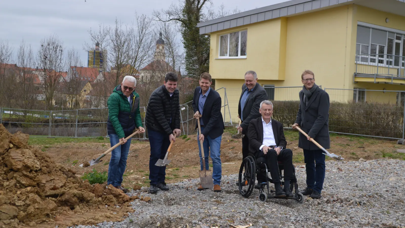 Gute Stimmung beim Spatenstich an der CvB-Schule – über die Erweiterung freuen sich Friedrich Bauer, Christoph Kilian, Philipp Specht, Alfred Lockl, Dr. Fred Zeller und Max von Egidy (von links). (Foto: Johannes Zimmermann)