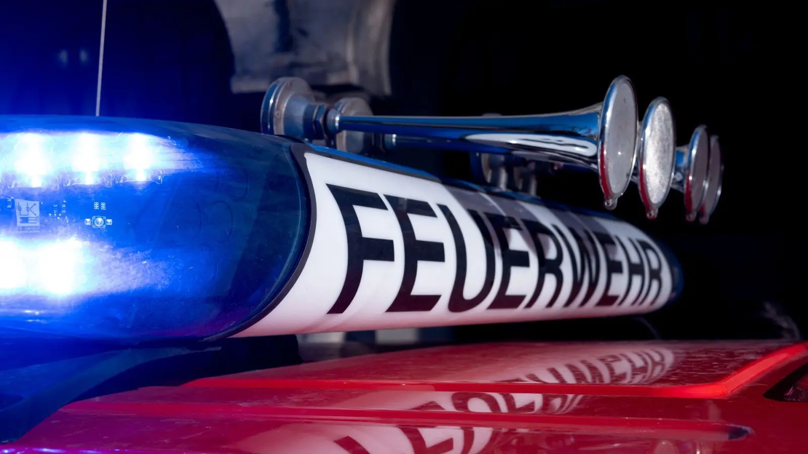 Die Feuerwehr rückte zu einem Großbrand in einer Scheune aus, in der mehrere Tiere untergebracht waren. (Symbolbild) (Foto: Niklas Treppner/dpa)