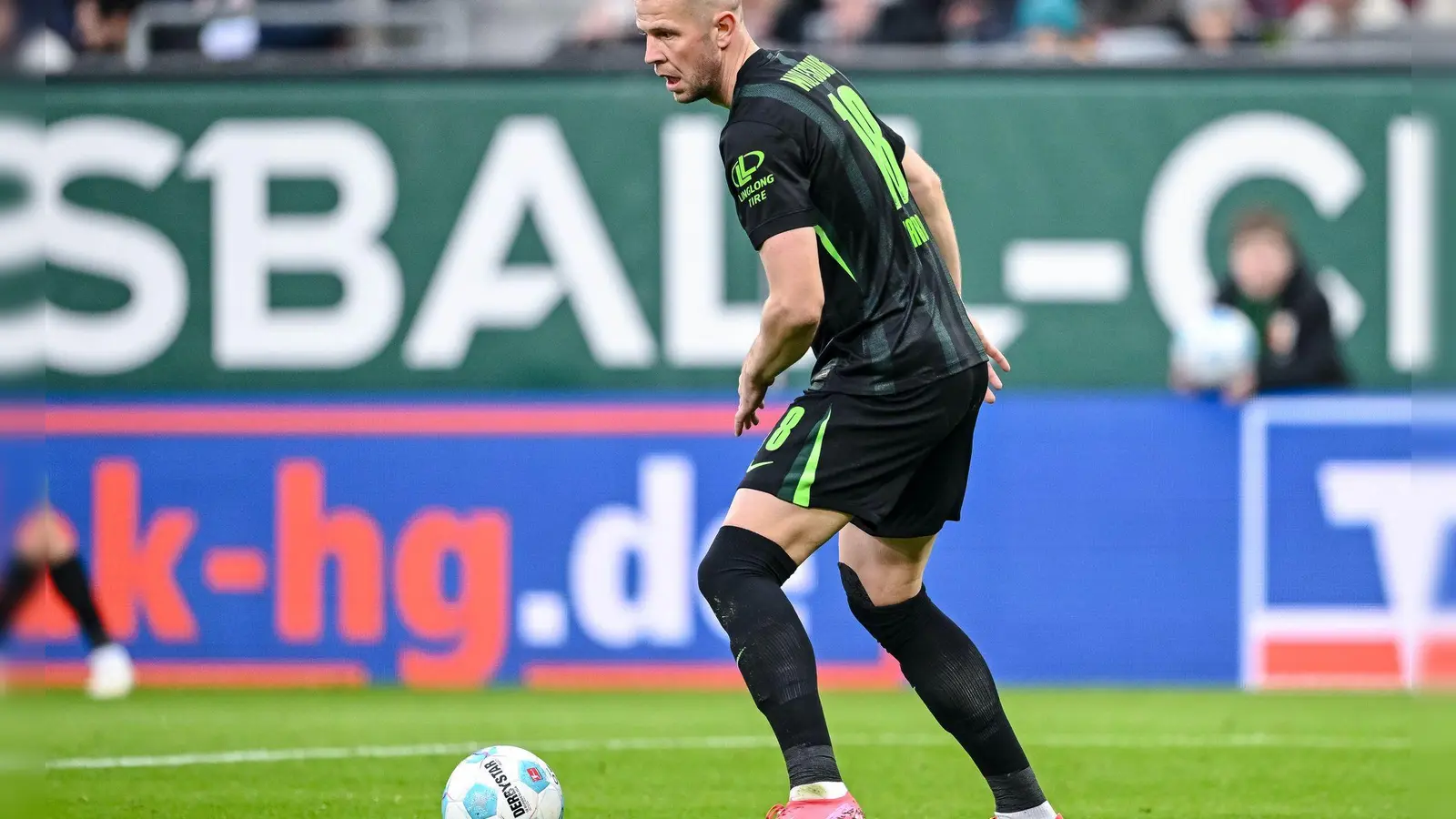Bleibt beim VfL Wolfsburg: Abwehrspieler Denis Vavro. (Foto: Harry Langer/dpa)