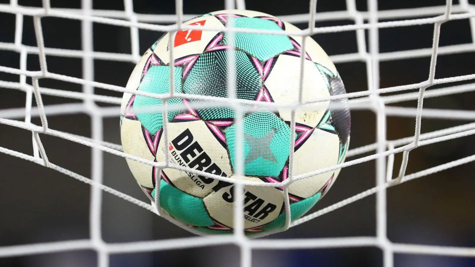 Beim Elfmeterschießen zappelte der Ball viermal nicht im Netz. (Foto: Friso Gentsch/dpa/Symbolbild)