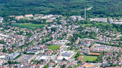 Auf diesem Lauftbild vom südlichen Stadtgebiet Ansbachs ist links vom Fernmeldeturm das riesige Areal der Barton-Kaserne zu sehen. (Foto: Walter Röber)