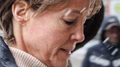 Christina Block auf dem Weg ins Gerichtsgebäude. (Foto: Markus Scholz/dpa)