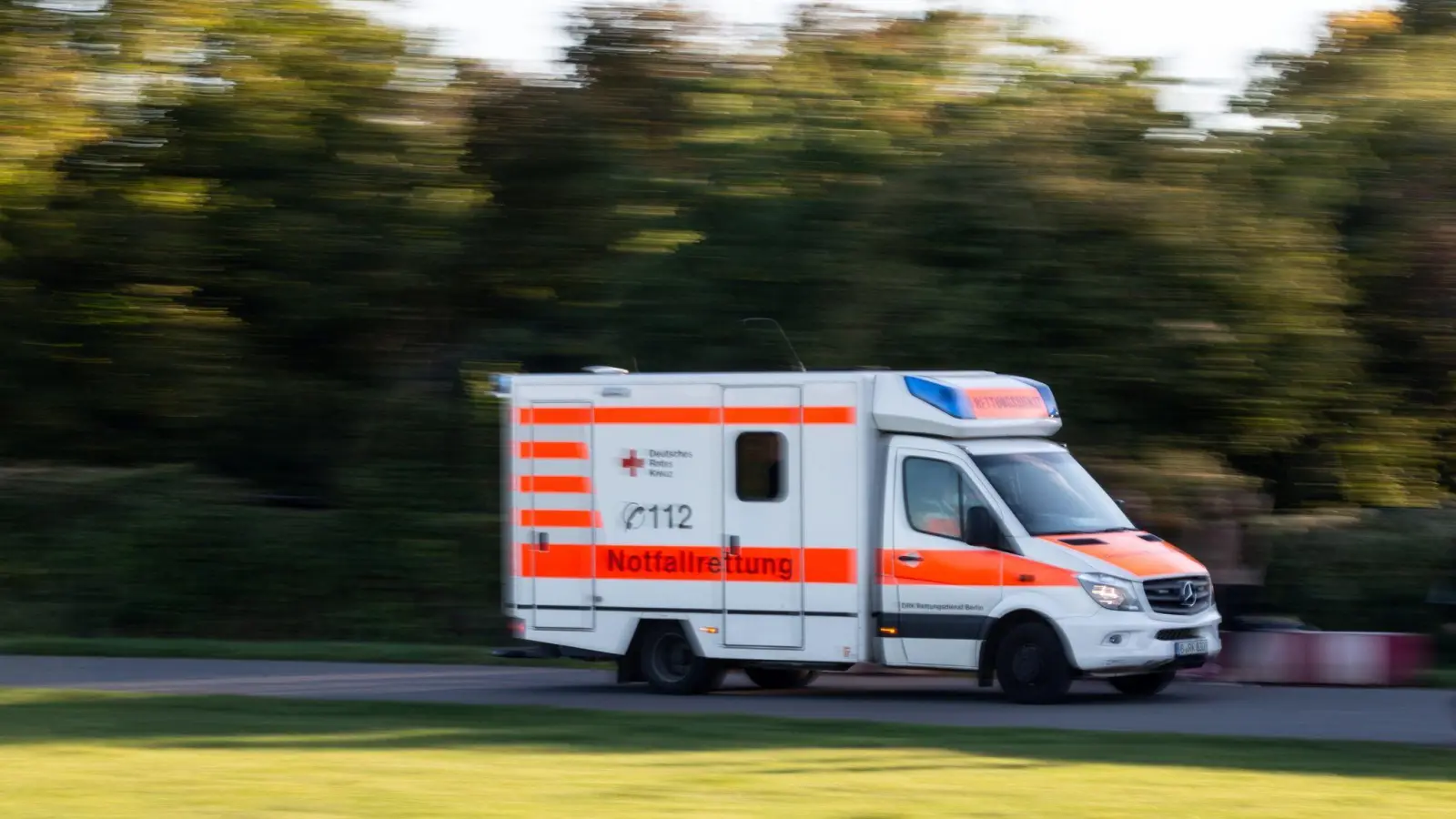 Der verletzte 19-Jährige kam nach dem Unfall zwischen Seenheim und Ulsenheim mit dem Rettungsdienst ins Krankenhaus. (Symbolbild: Fernando Gutierrez-Juarez/dpa-Zentralbild)