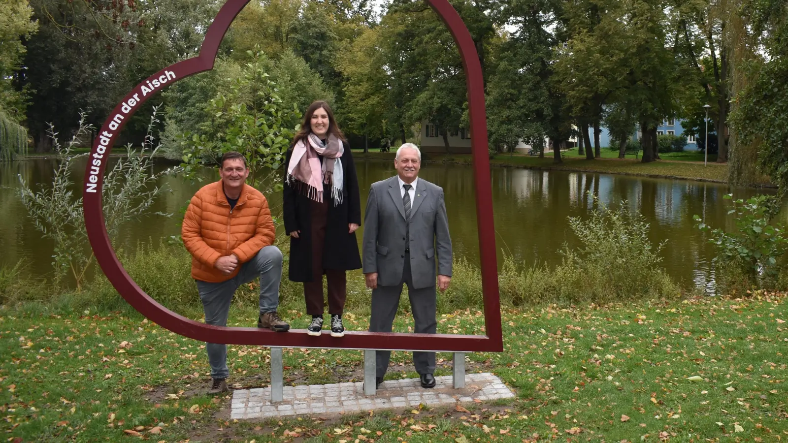 Rüdiger Eisen, Theresia Pöschl und Bürgermeister Klaus Meier (von links) sind vom neuen Herz in der Bleich-Anlage auch ganz begeistert. (Foto: Ute Niephaus )