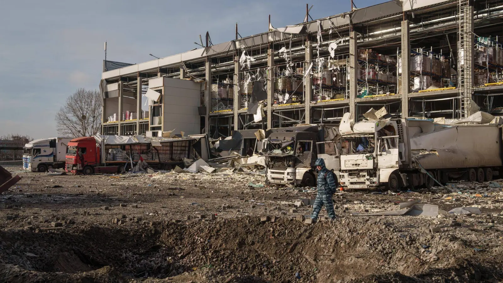 Mit jedem Kriegstag werden die Schäden und Opferzahlen in der Ukraine größer. (Foto: Evgeniy Maloletka/AP/dpa)