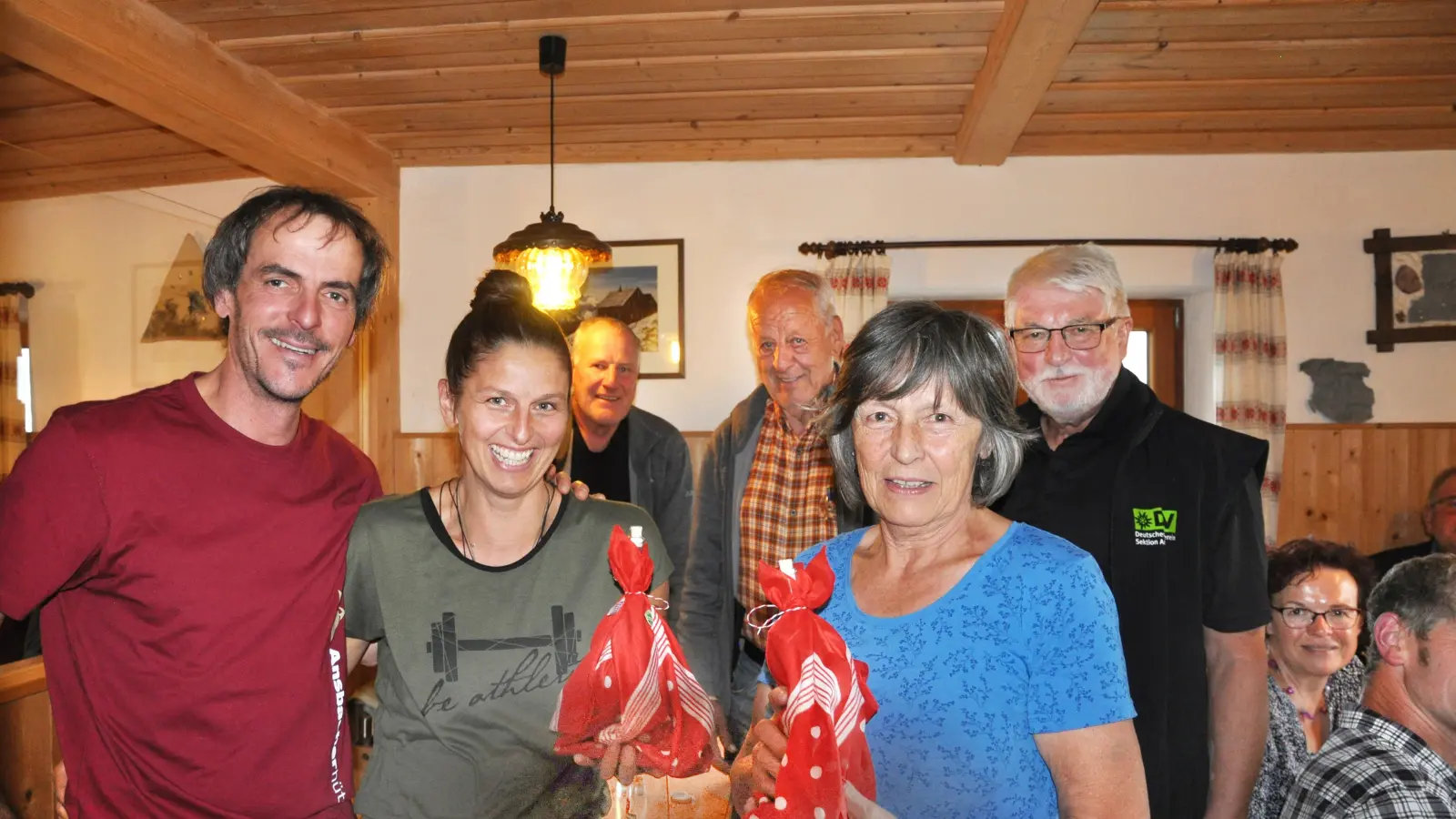 Vorne steht das Pächterehepaar Cornelia und Markus Falch, neben ihnen Altpächterin Barbara Nöbl und dazwischen ihr Mann Erwin.  (Foto: Jonas Volland)