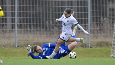 Zwei der auffälligster Spielerinnen: SVW-Torhüterin Franziska Glaser und Pija Reininger vom FC Ingolstadt, die den Führungstreffer vorbereitete. (Foto: Martin Rügner)