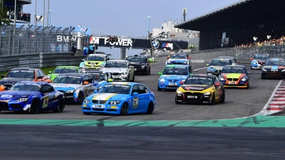Auf dem Nürburgring gab es nach dem Start einen schweren Unfall mit mehreren Autos. (Foto: Alexander Franz/Erftkreis News Redaktion/dpa)
