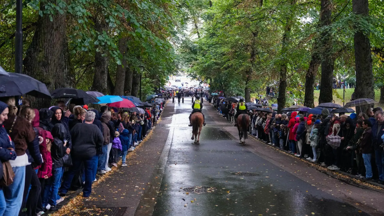 Zahlreiche Menschen warteten am Straßenrand auf den Trauerzug. (Foto: Javad Parsa/NTB POOL/dpa)