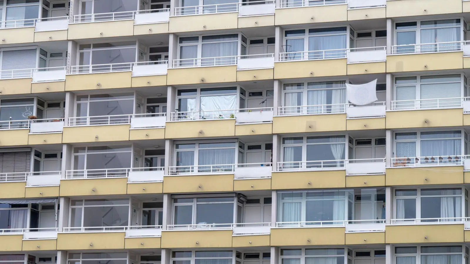 In Bayern gibt es viele Single-Haushalte - in München lebt in etwa der Hälfte der Haushalte nur eine Person. (Symbolbild) (Foto: Peter Kneffel/dpa)