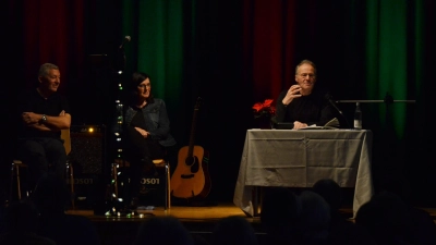 Heiter bis weihnachtlich ging es am Wochenende bei der Kulturreihe zu: Der Gonnersdorfer Mundartdichter Fritz Stiegler (rechts) war zu Gast, begleitet von Anja Lugert (Gesang) und Emil Hubner (Gitarre). (Foto: Yvonne Neckermann)