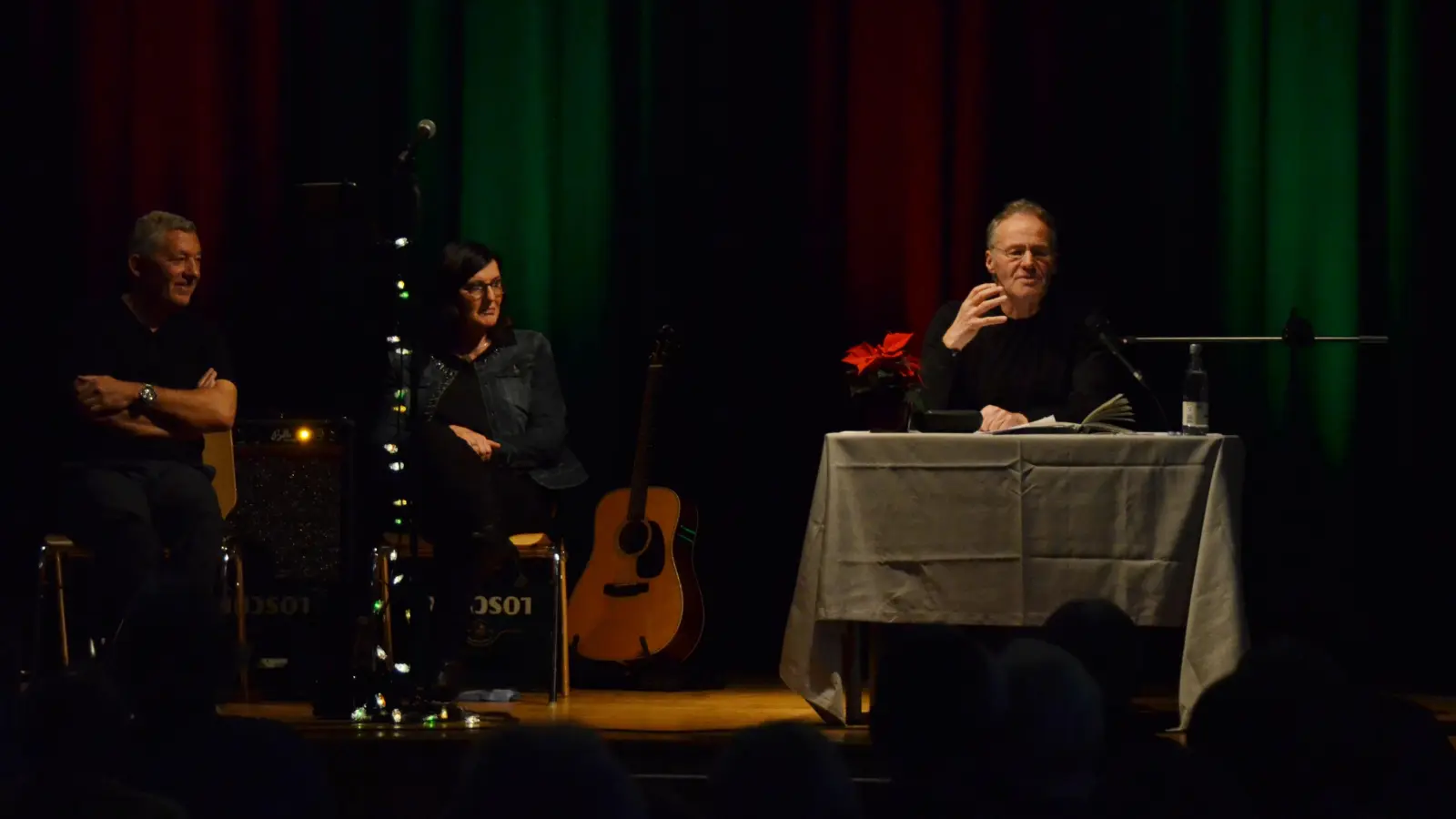Heiter bis weihnachtlich ging es am Wochenende bei der Kulturreihe zu: Der Gonnersdorfer Mundartdichter Fritz Stiegler (rechts) war zu Gast, begleitet von Anja Lugert (Gesang) und Emil Hubner (Gitarre). (Foto: Yvonne Neckermann)