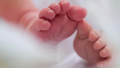 Im ersten Halbjahr wurden in Bayern weniger Kinder geboren. (Illustration) (Foto: Arno Burgi/dpa-Zentralbild/dpa)