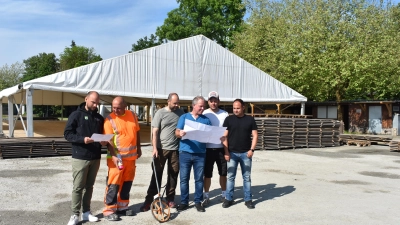 Thomas Kursawe, Thomas Rost, Gerhard Hofmann, Stephan Büttner, Stephan Popp und Frank Maes (von links) werfen einen Blick in die Pläne für den Aufbau der Neustädter Kirchweih. (Foto: Ute Niephaus)