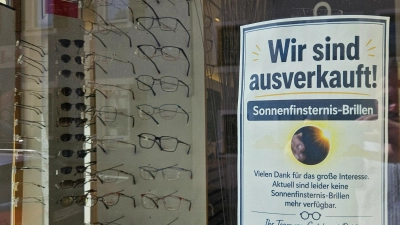 Wer zu spät kommt... Auf die Schnelle sind wenige Stunden vor dem Ereignis kaum noch Sonnenfinsternis-Schutzbrillen zu bekommen. Viele Optiker in der Region, wie hier in Feuchtwangen, melden „ausverkauft”. (Foto: Wolfgang Grebenhof)