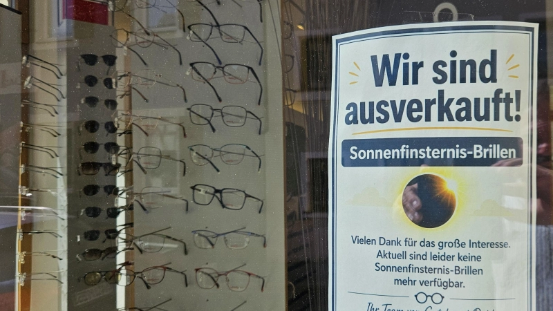 Wer zu spät kommt... Auf die Schnelle sind wenige Stunden vor dem Ereignis kaum noch Sonnenfinsternis-Schutzbrillen zu bekommen. Viele Optiker in der Region, wie hier in Feuchtwangen, melden „ausverkauft” (Foto: Wolfgang Grebenhof)