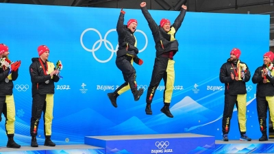 Thorsten Margis (4 v l) wechselt ins Team Johannes Lochner (l) und fährt dann gegen Goldmedaillengewinner Francesco Friedrich.  (Foto: Michael Kappeler/dpa)