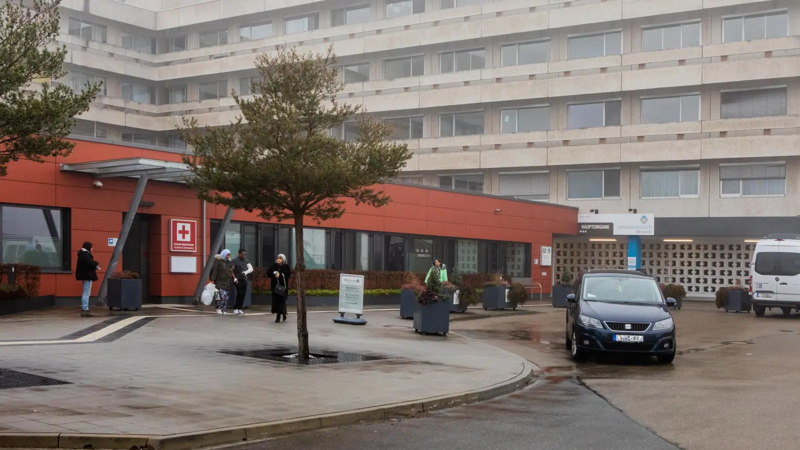 Im Klinikum Ansbach herrscht am Mittwoch wegen zahlreicher Glätteunfälle großer Andrang in der Notaufnahme. (Foto: Evi Lemberger)