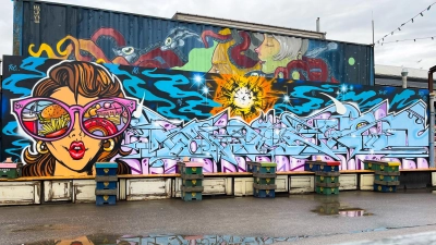 Wild und farbenfroh sind die Bilder, die Bates aus Kopenhagen gestaltet. Der international angesagte Graffiti-Künstler ist am Wochenende daran beteiligt, die Stützmauer an der Rezat künstlerisch neu zu gestalten. (Foto: Bates)