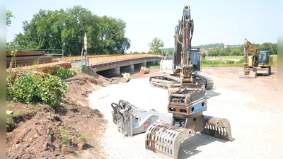 Die Vorarbeiten für den Brücken-Neubau laufen auf Hochtouren, ab Montag muss die Strecke dann für rund drei bis vier Wochen gesperrt werden. (Foto: Christa Frühwald)