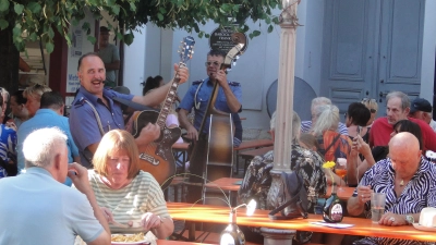Die Rossinis heizten den Besucherinnen und Besuchern mit italienischen und internationalen Songs ein. (Foto: Winfried Vennemann)