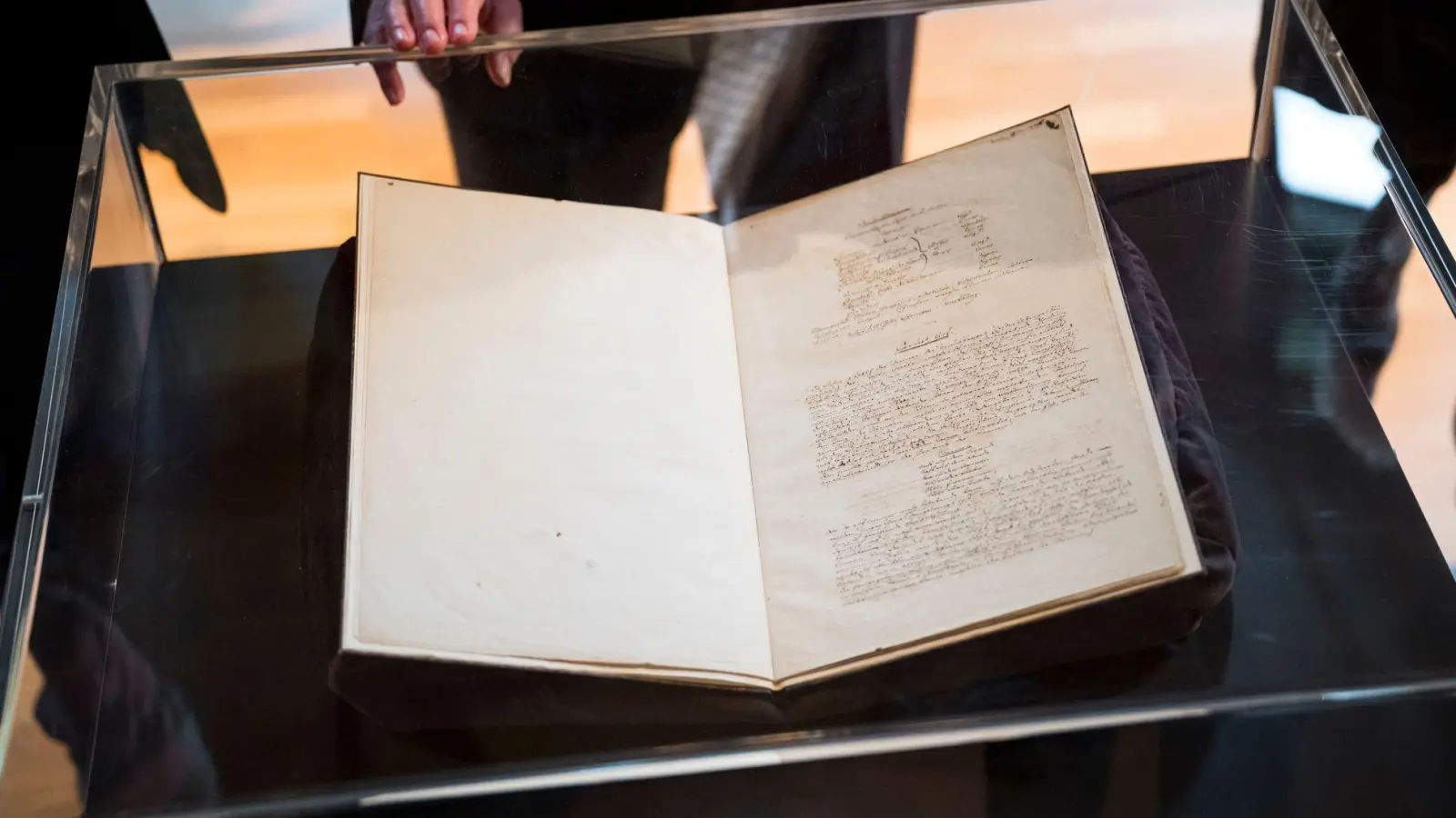 Die Handschrift wurde in London ersteigert - Kosten insgesamt: 140.000 Euro. (Foto: Daniel Vogl/dpa)