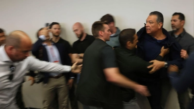 Auf Videoaufnahmen ist Padilla zu hören, wie er „Hände weg“ ruft. (Foto: Etienne Laurent/FR172066 AP/dpa)