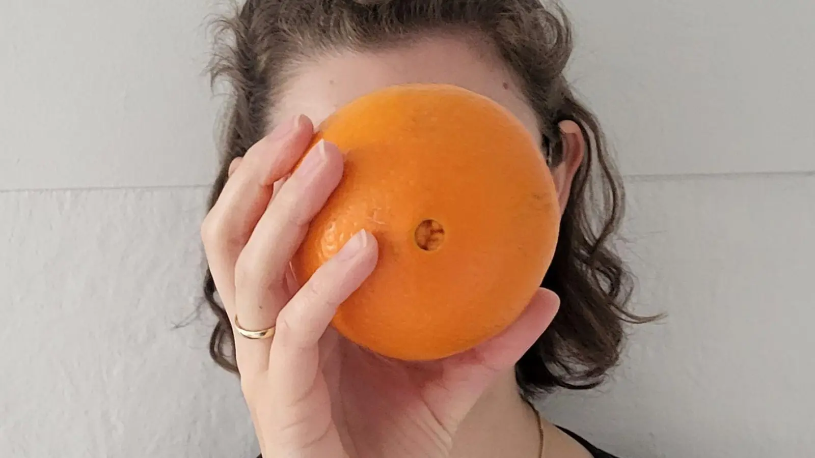 Mara kann keine Orangen essen und nicht einmal Orangensaft mit Fruchtfleisch trinken. Reiner Saft ist für sie aber kein Problem.  (Foto: Privat/dpa)