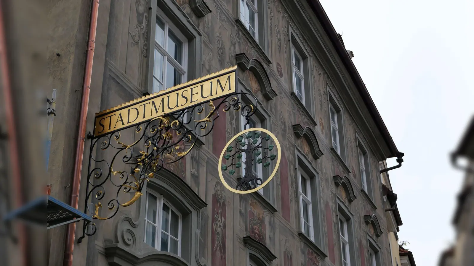 Historisches Schild am Lindauer Stadtmuseum, das seit Jahren saniert wird. Das „Haus zum Cavazzen“ gilt als eines der schönsten Bürgerhäuser am Bodensee, im Jahr 2025 soll es wiedereröffnet werden. (Archivbild) (Foto: Ulf Vogler/dpa)