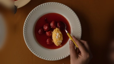 Erdbeersuppe: Mit Stärke und in Zuckerwasser gekochte Erdbeeren erinnern in der Erdbeersuppe schon an Marmelade, mitgekochte Verbene-Blätter (Eisenkraut) sorgen für feine Zitrusnoten. (Foto: Katherina Pflug/Ars Vivendi/dpa-tmn)