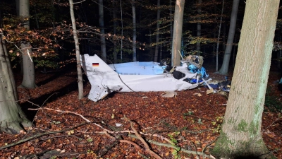 Das Wrack des Kleinflugzeugs liegt in einem Waldstück in der Nähe von Hünxe in NRW. (Foto: Feuerwehr Bottrop/dpa)