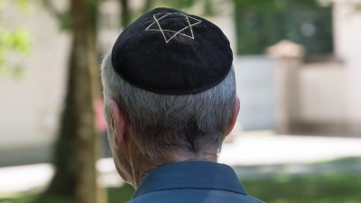 Trotz eines Rückgangs im vergangenen Jahr ist die Zahl der antisemitischen Straftaten in Bayern seit 2022 deutlich gestiegen. (Symbolbild) (Foto: Peter Kneffel/dpa)
