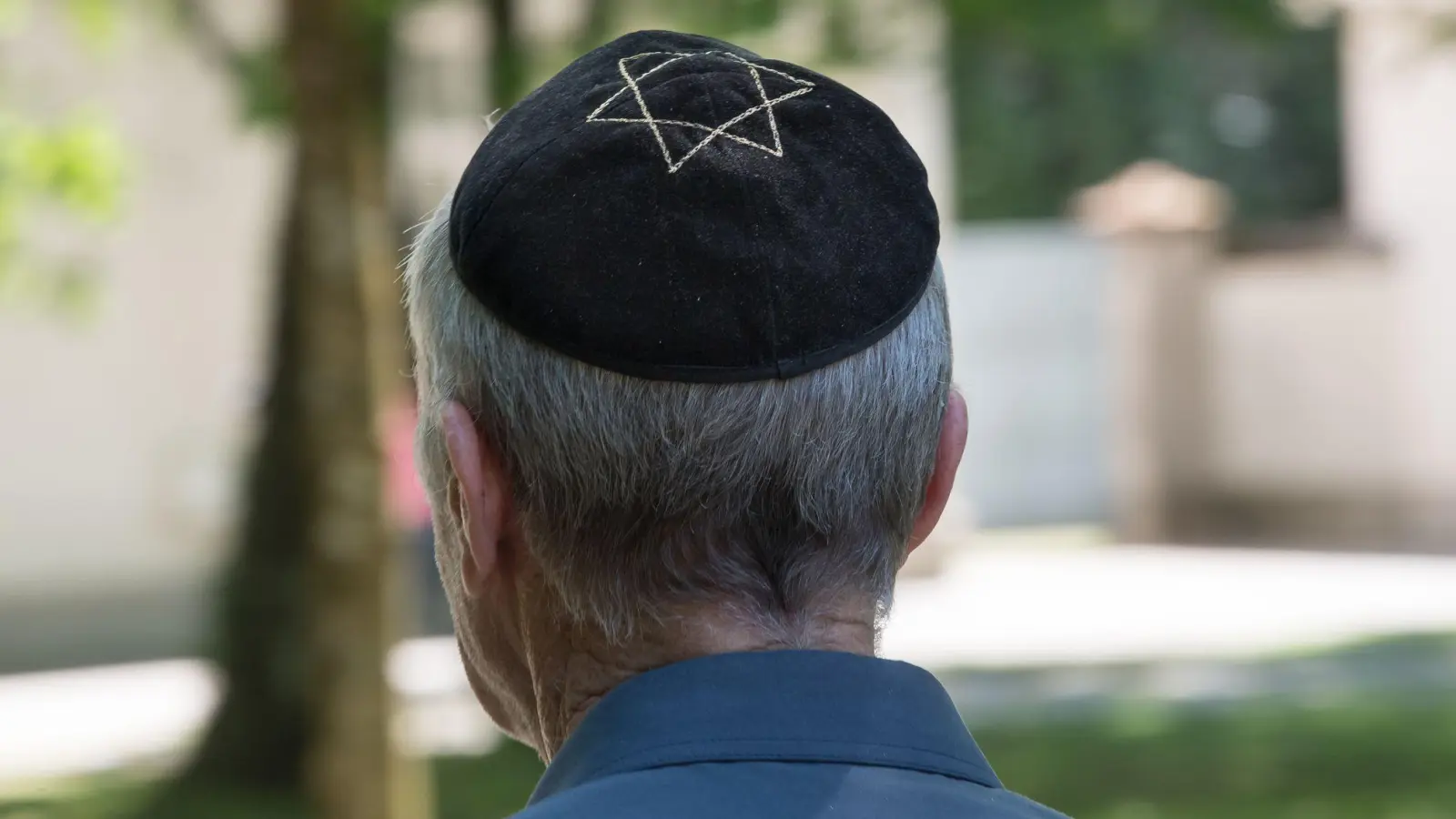 Trotz eines Rückgangs im vergangenen Jahr ist die Zahl der antisemitischen Straftaten in Bayern seit 2022 deutlich gestiegen. (Symbolbild) (Foto: Peter Kneffel/dpa)