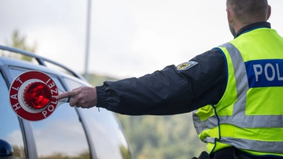 Binnengrenzkontrollen sind im Schengen-Raum eigentlich nicht vorgesehen. Bundesinnenminister Alexander Dobringt (CSU) will daran nach eigener Aussage aber vorerst festhalten. (Archivfoto) (Foto: Harald Tittel/dpa)