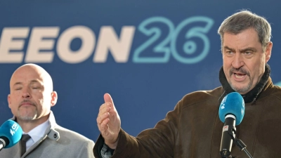 CSU-Chef Söder und Landesgruppenchef Hoffmann (links) fordern wie CDU-Chef Merz eine klare Priorität der Regierungsarbeit auf Wirtschaftswachstum.  (Foto: Malin Wunderlich/dpa)