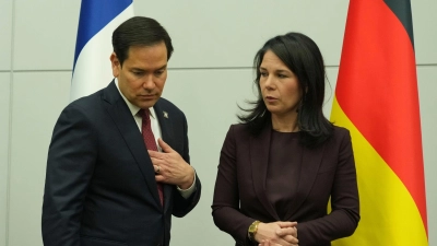 Informierte Nato-Partner in Brüssel über die Friedensbemühungen seines Präsidenten Donald Trump: US-Außenminister Marco Rubio, hier mit seiner deutschen Kollegin Annalena Baerbock. (Foto: Jacquelyn Martin/Pool AP/AP/dpa)